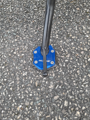 blue sidestand foot fitted to honda nc750x