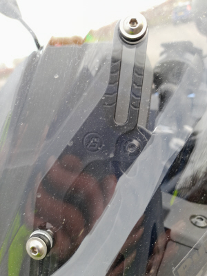 adjusting brackets on puig nc750x screen